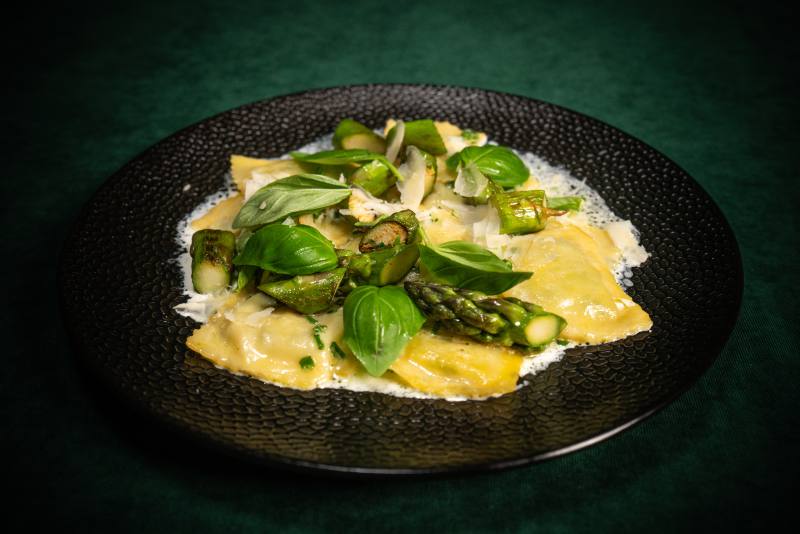 Ravioli z bawolą ricottą i szpinakiem