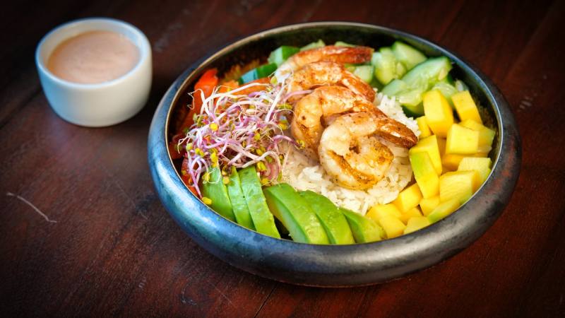 Poke bowl z krewetkami
