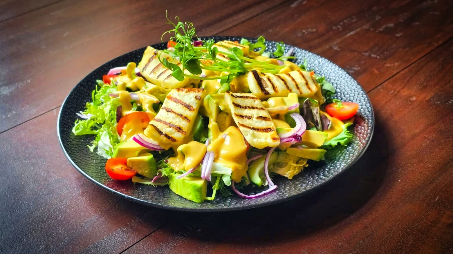 Sałatka z grilowanym halloumi i awokado