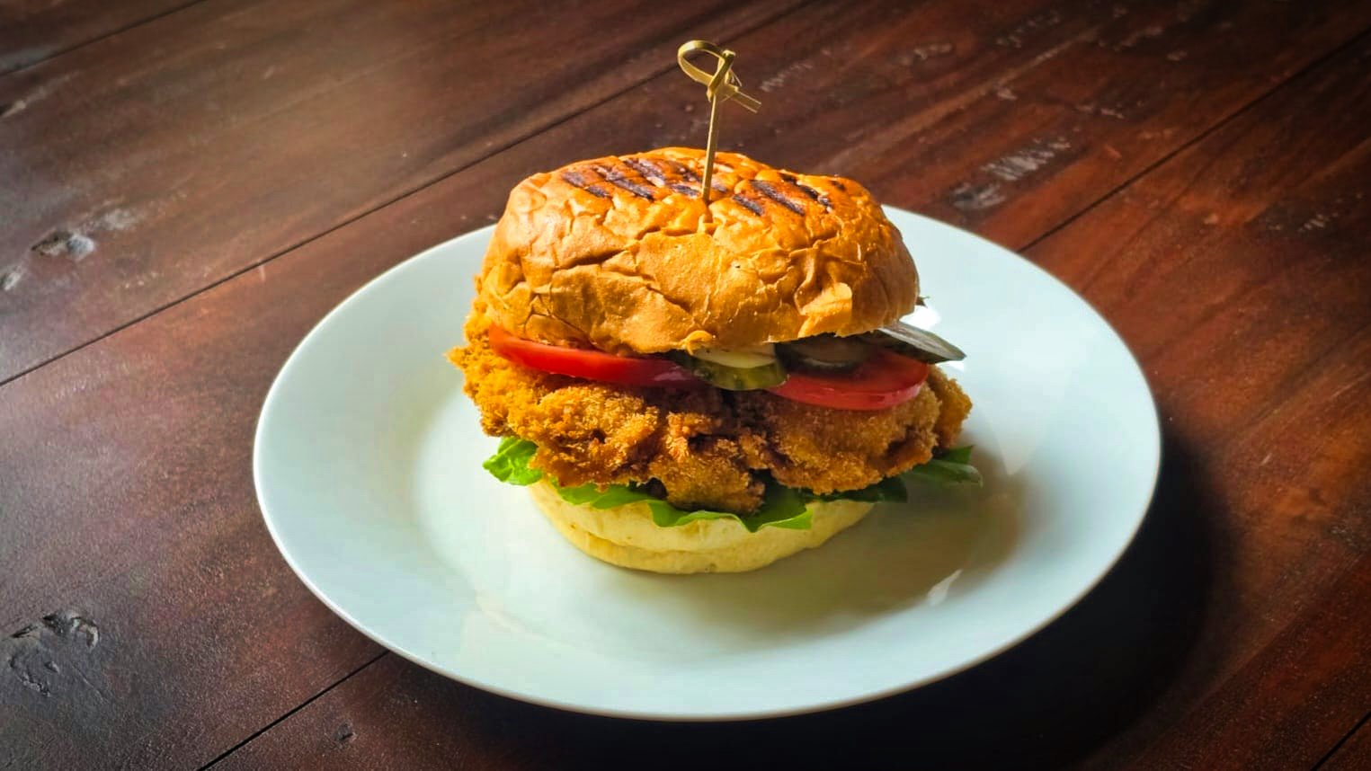 Burger z chrupiącym kurczakiem
